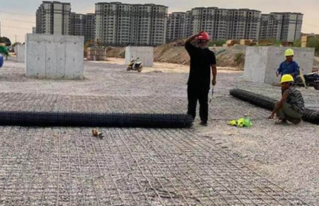 工业园区土工格栅铺设前地基要怎么处理？
